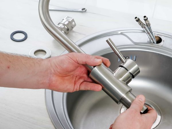 Gásfiter revisando la llave maestra de un sistema de riego automático